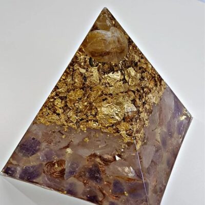 Orgonite Piramide epoxyworkshop gouden driehoek golden healer wit roze lila goud Antoynette Anema