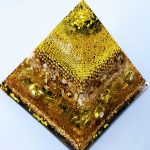 Piramide Orgonite geel epoxyworkshop